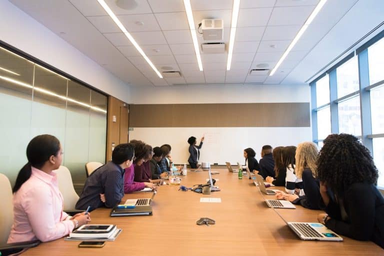 How to Maintain a Clean Workplace Between Professional Visits